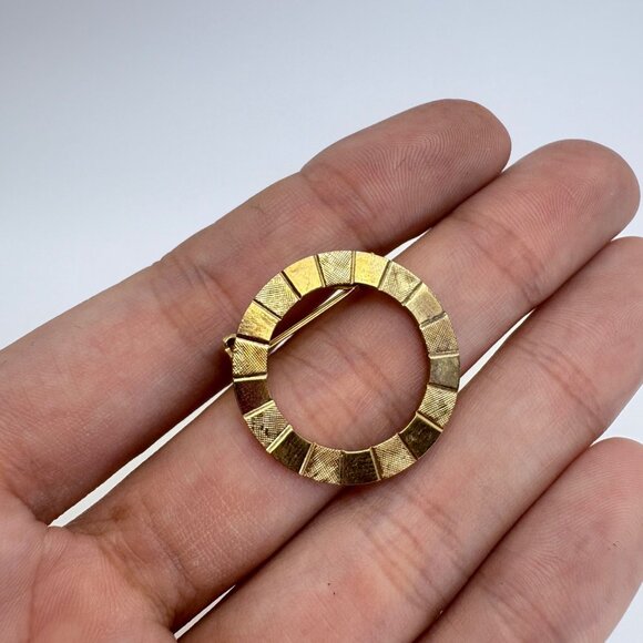 VTG Gold Tone Classic Textured Circle Pin Brooch Size 1" Diameter - Picture 5 of 7